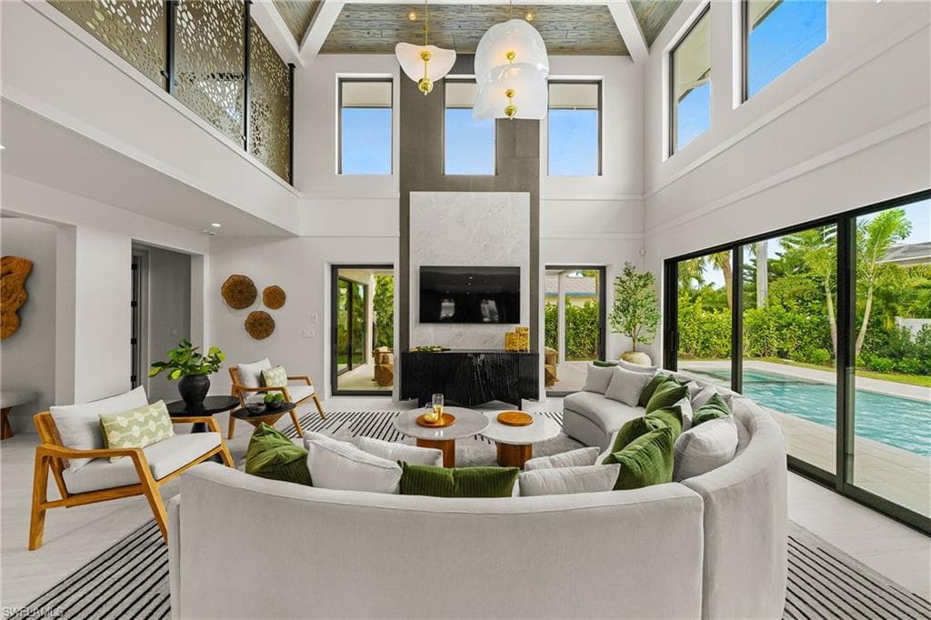 1261 13th Ave N, Naples, FL 34102-4