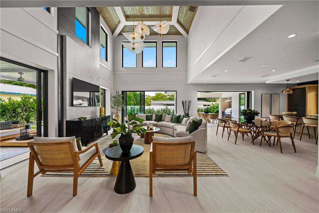 1261 13th Ave N, Naples, FL 34102-5