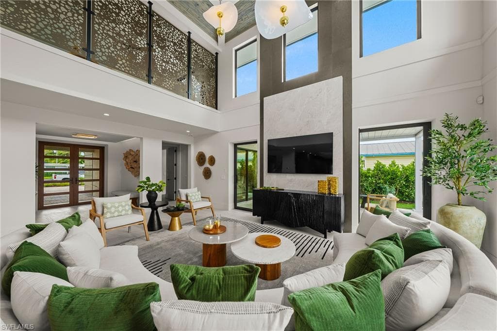 1261 13th Ave N, Naples, FL 34102-7