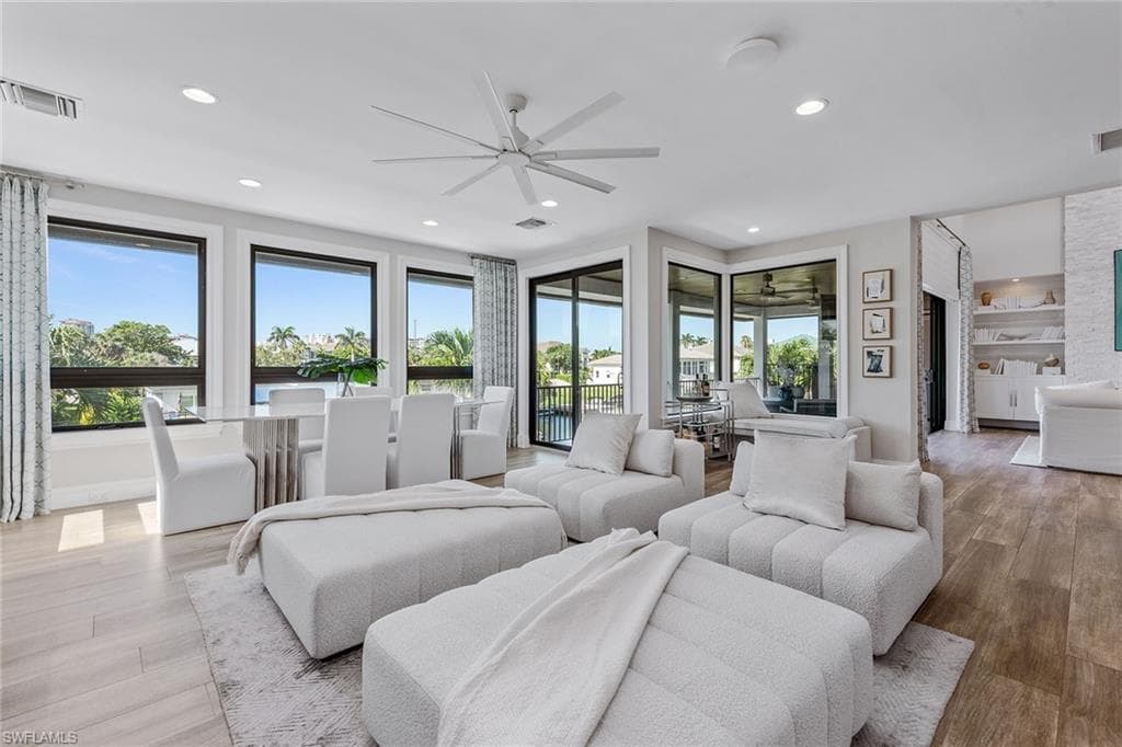 434 Trade Winds Ave, Naples, FL 34108-9