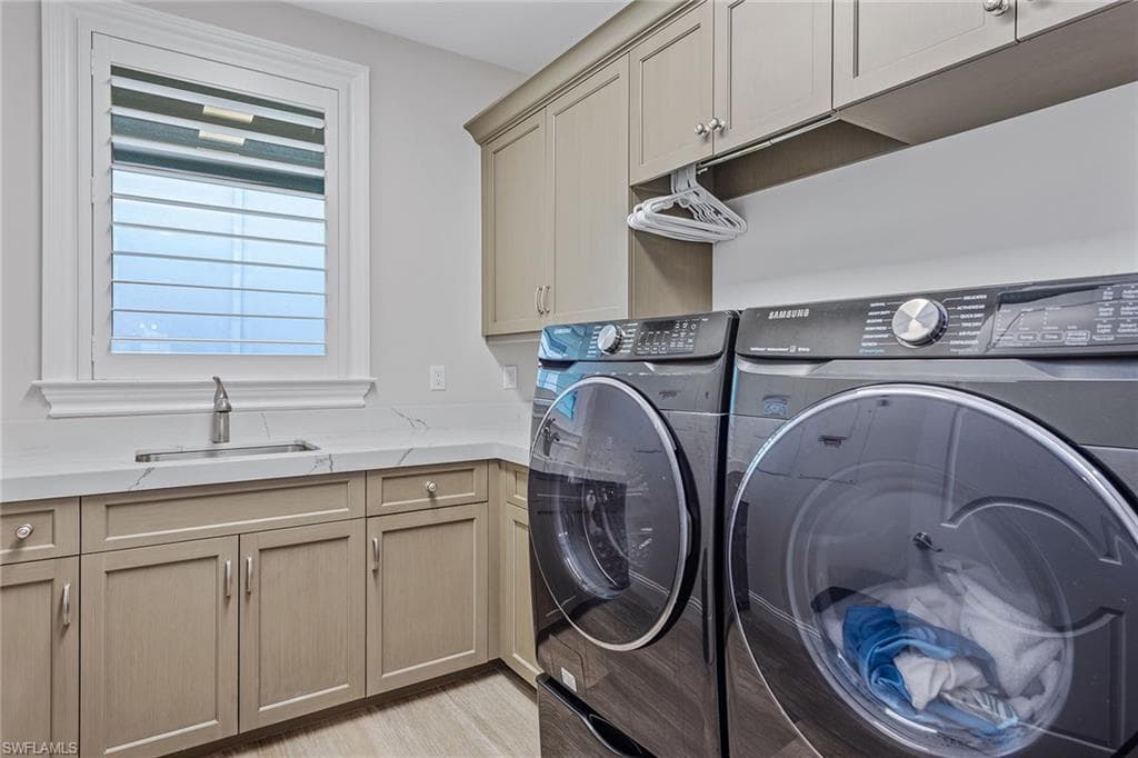 434 Trade Winds Ave, Naples, FL 34108-37