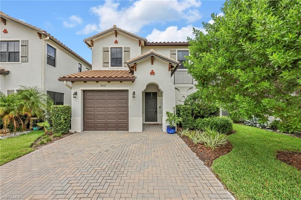 8847 Madrid Cir, Naples, FL 34104-1
