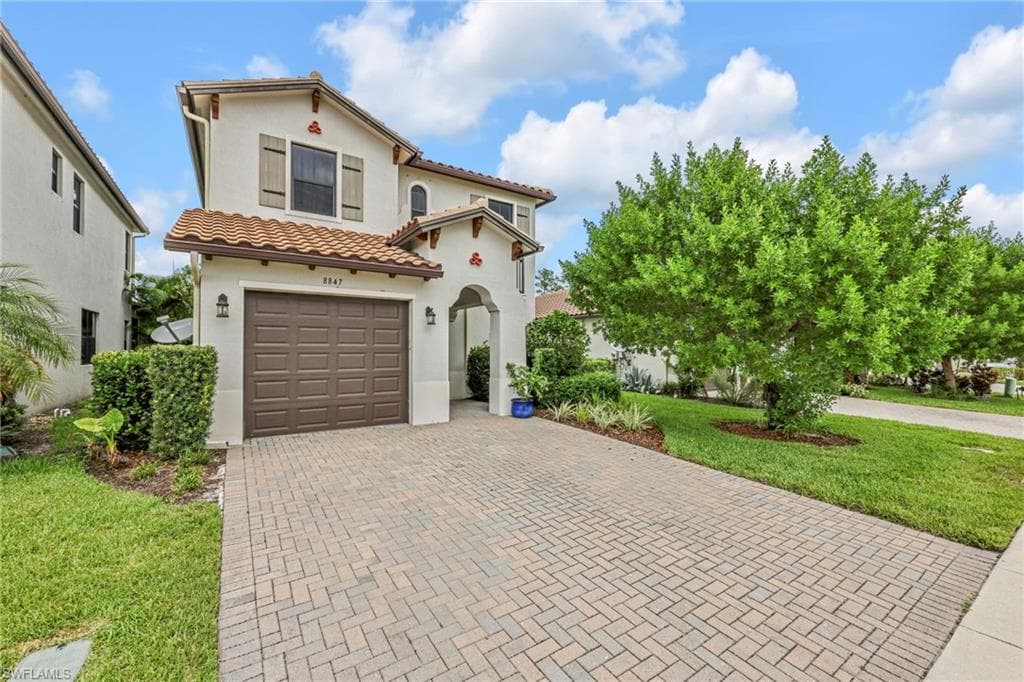 8847 Madrid Cir, Naples, FL 34104-3