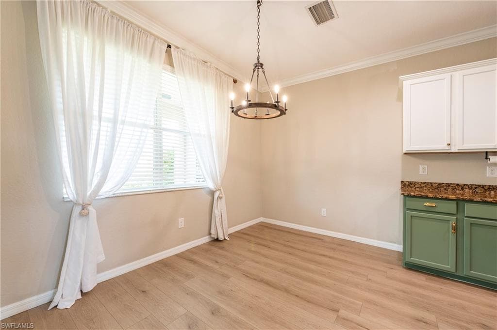 2470 Heydon Cir E, Naples, FL 34120-9