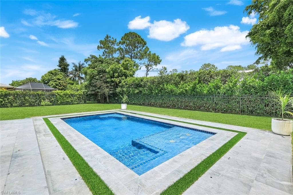 2319 Queens Way, Naples, FL 34112-3