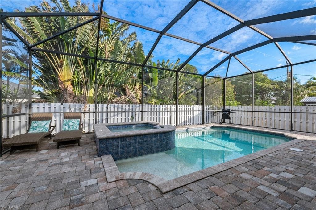 837 105th Ave N, Naples, FL 34108-1