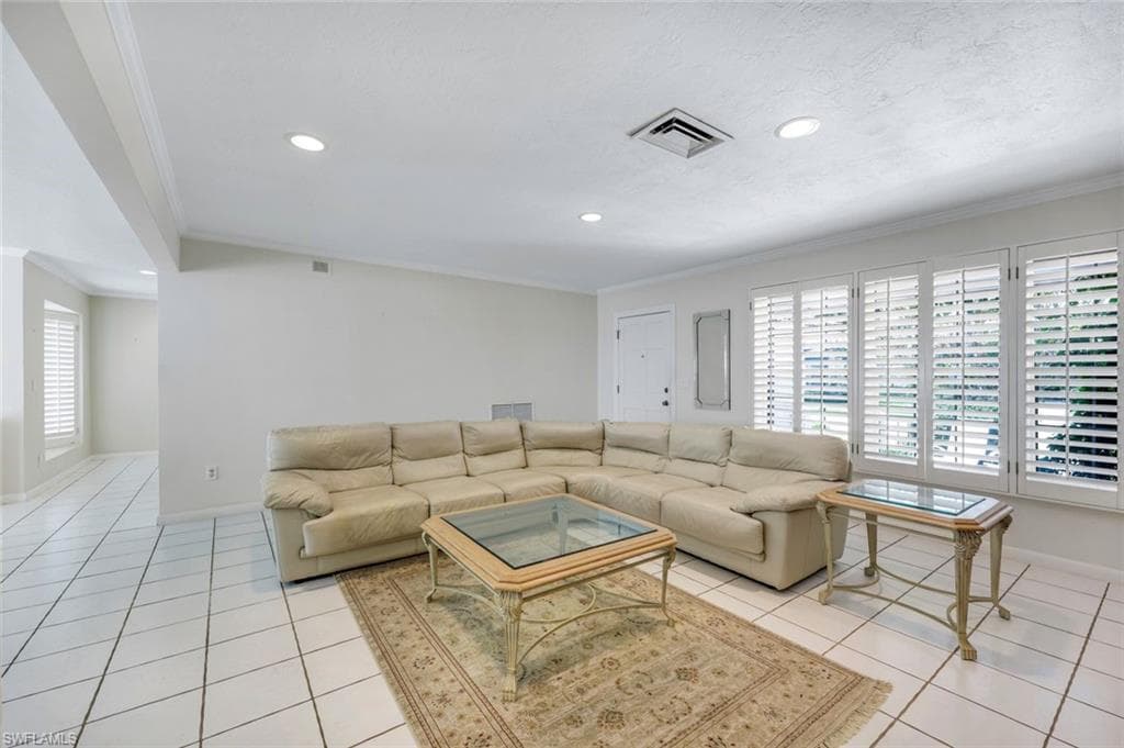 1268 Laurel Ct, Marco Island, FL 34145-17