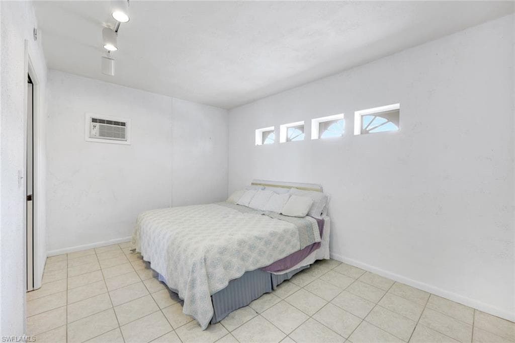 1268 Laurel Ct, Marco Island, FL 34145-29