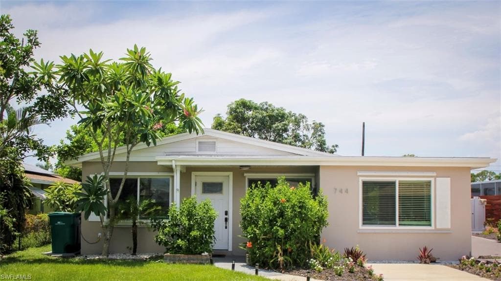 744 96th Ave N, Naples, FL 34108-7
