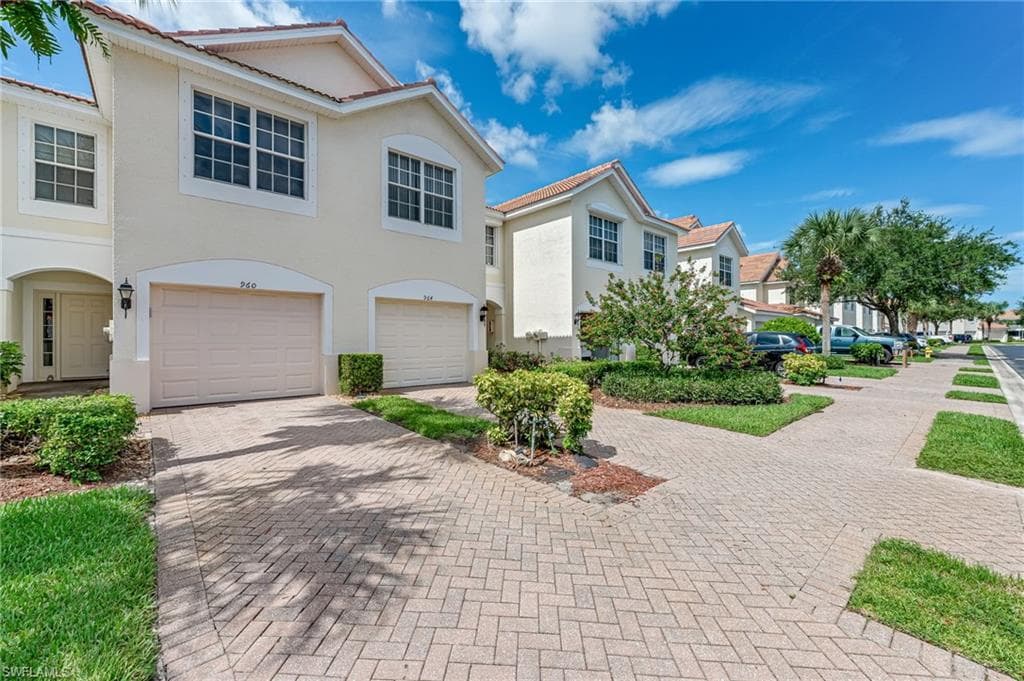 960 Hampton Cir 80, Naples, FL 34105-2