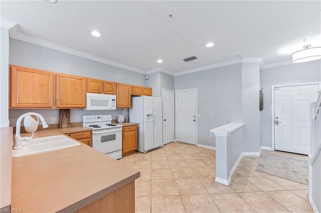 960 Hampton Cir 80, Naples, FL 34105-4