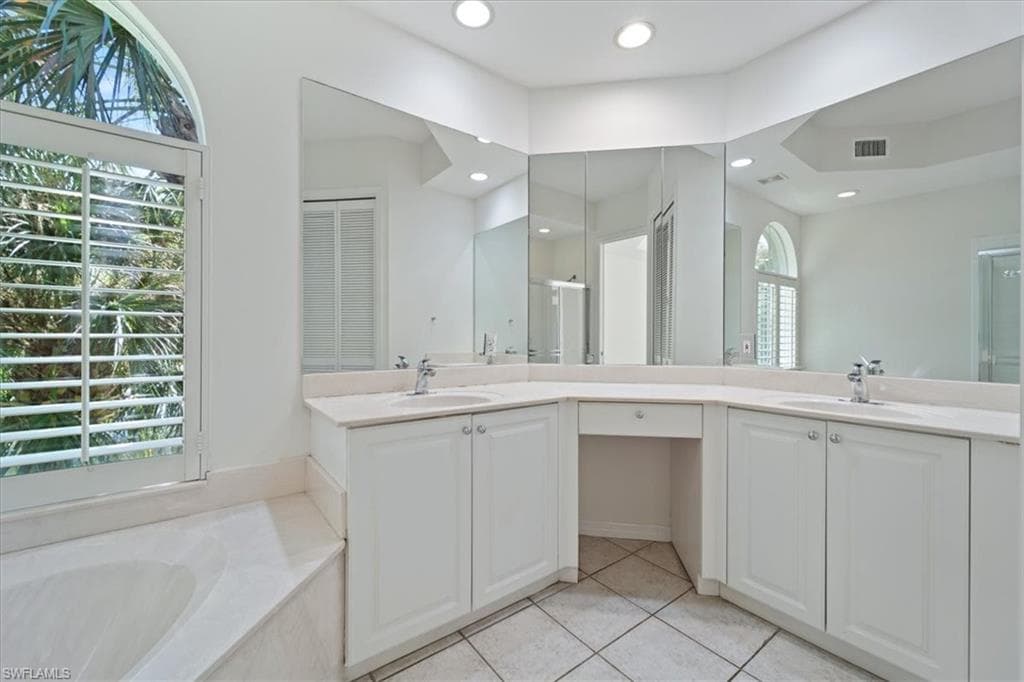 1580 Clermont Dr L202, Naples, FL 34109-20