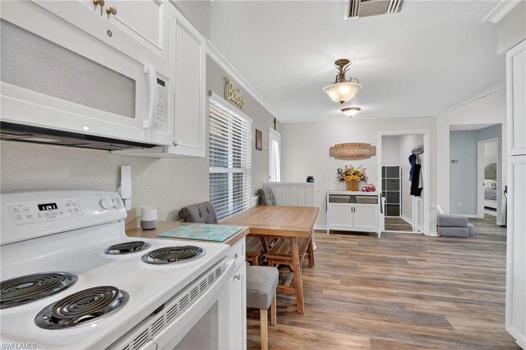 6005 Hollow Dr, Naples, FL 34112-18