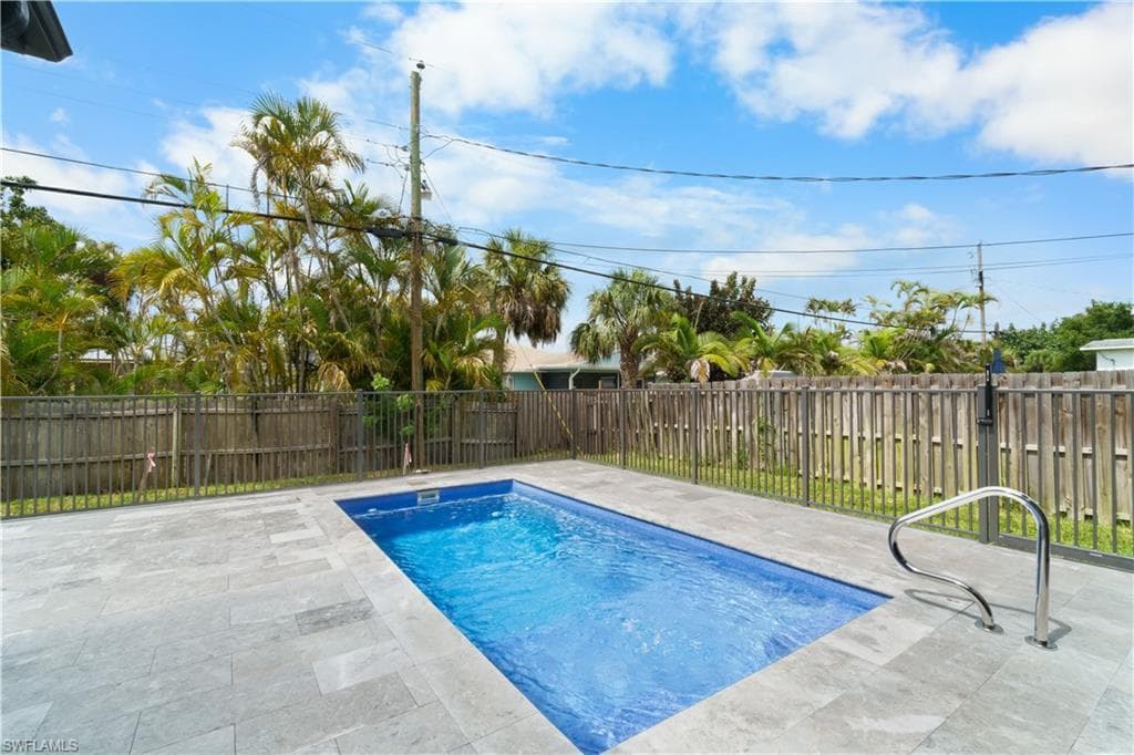 833 91st Ave N, Naples, FL 34108-17