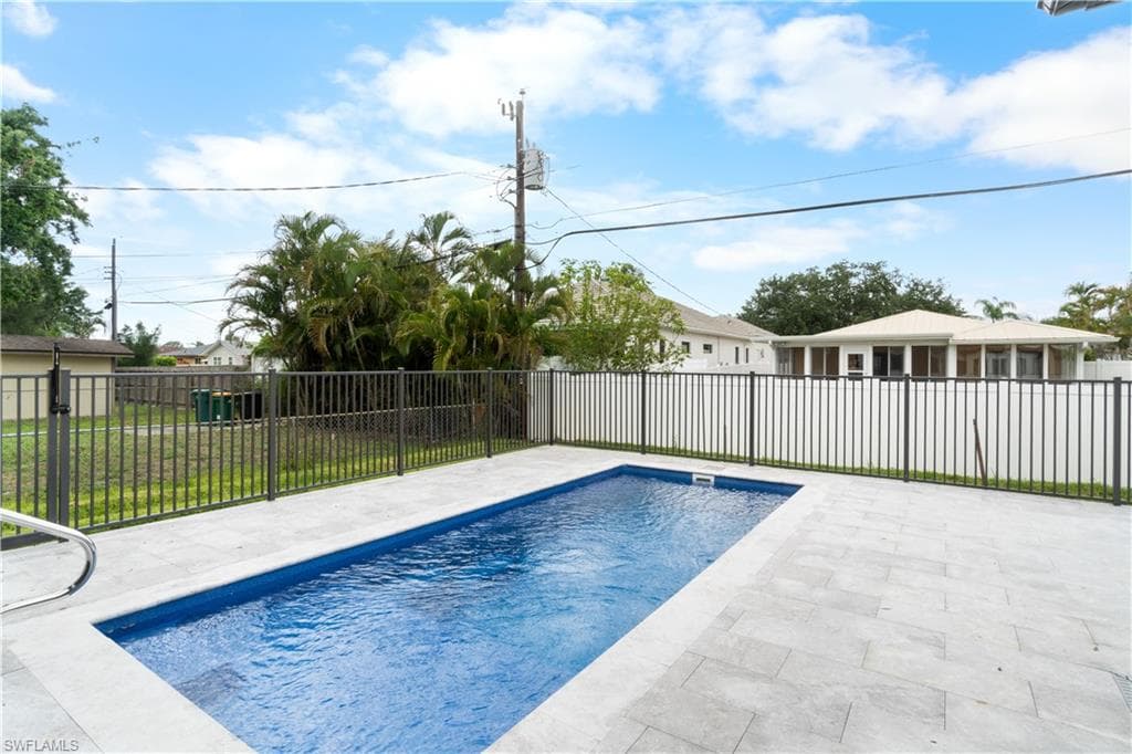 833 91st Ave N, Naples, FL 34108-33