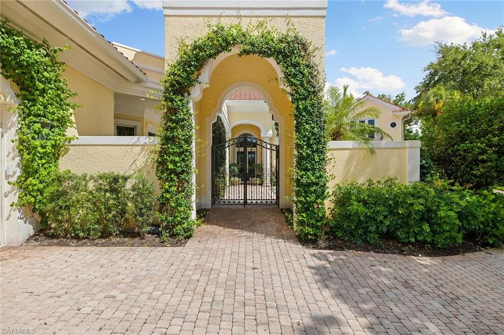 7004 Verde Way, Naples, FL 34108-5