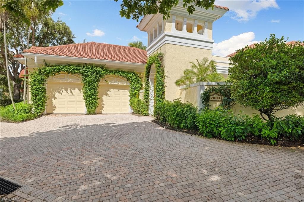 7004 Verde Way, Naples, FL 34108-6