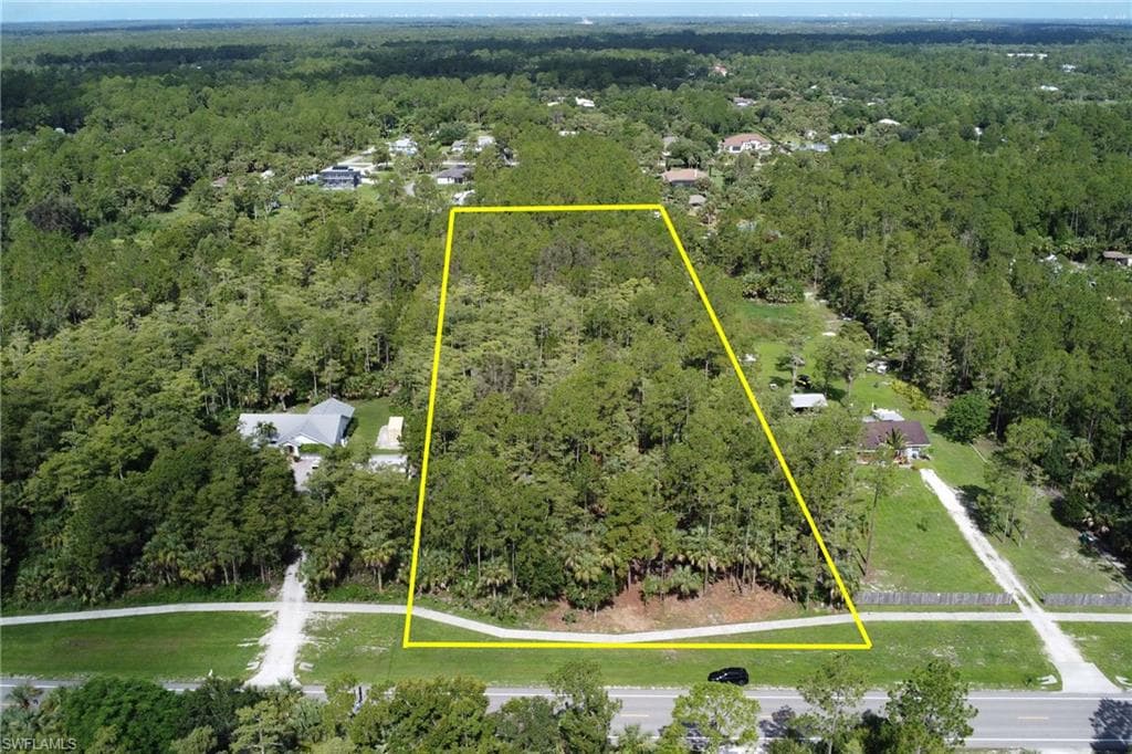 8th St NE, Naples, FL 34120-1