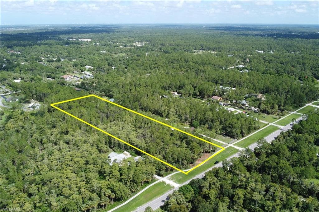 8th St NE, Naples, FL 34120-5