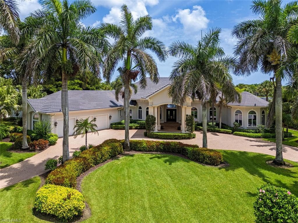 1633 Chinaberry Way, Naples, FL 34105-2