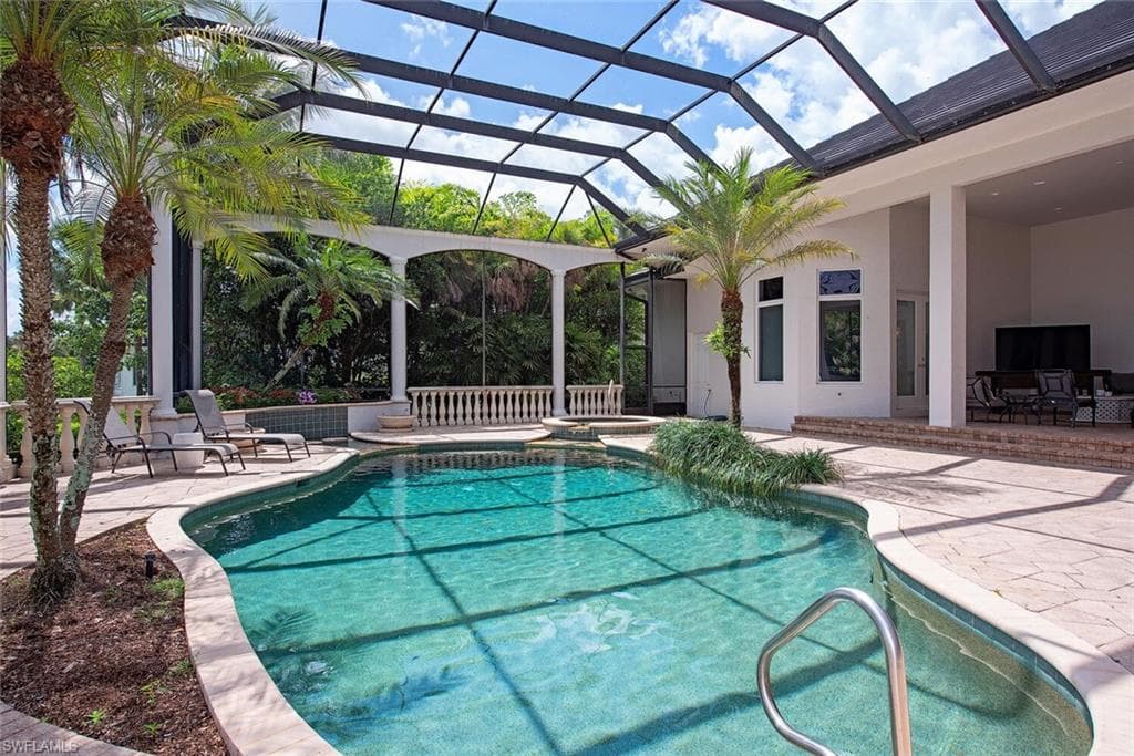 1633 Chinaberry Way, Naples, FL 34105-4