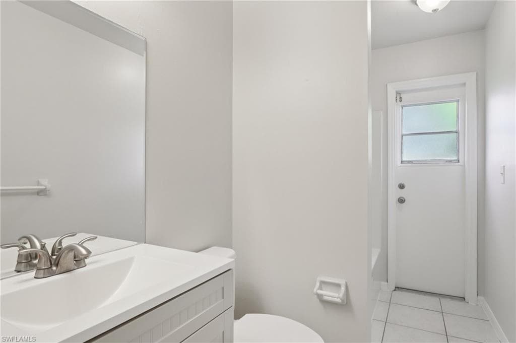 814 10th Pl, Cape Coral, FL 33991-19