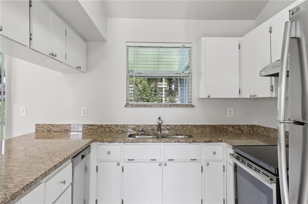814 10th Pl, Cape Coral, FL 33991-8