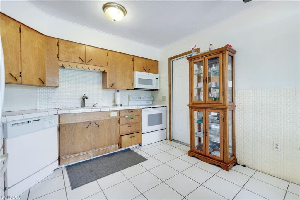 514 105th Ave N 6, Naples, FL 34108-9