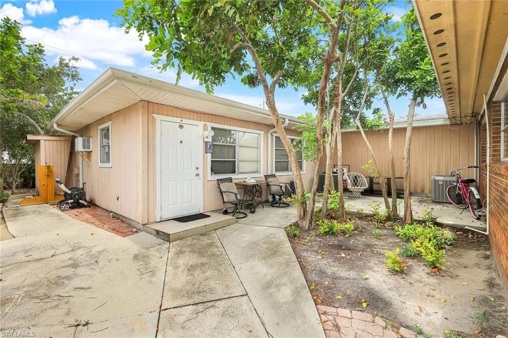 514 105th Ave N 6, Naples, FL 34108-5