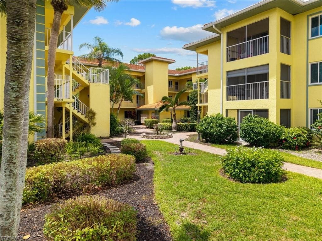 1001 Foxfire Ln 102, Naples, FL 34104-2