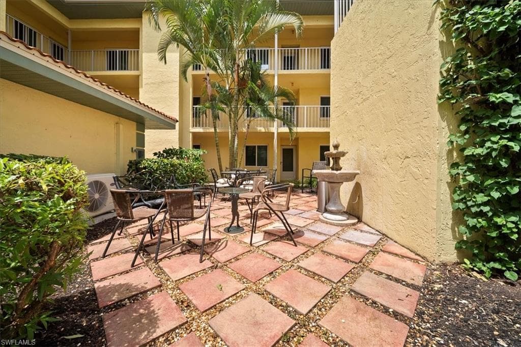 1001 Foxfire Ln 102, Naples, FL 34104-4