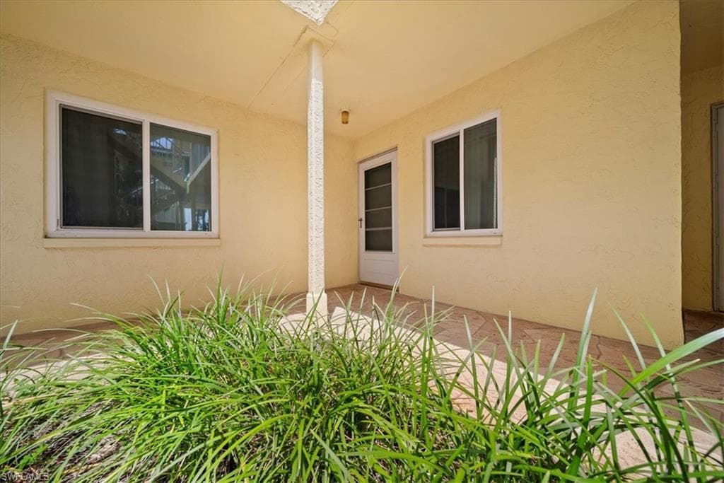 1001 Foxfire Ln 102, Naples, FL 34104-5