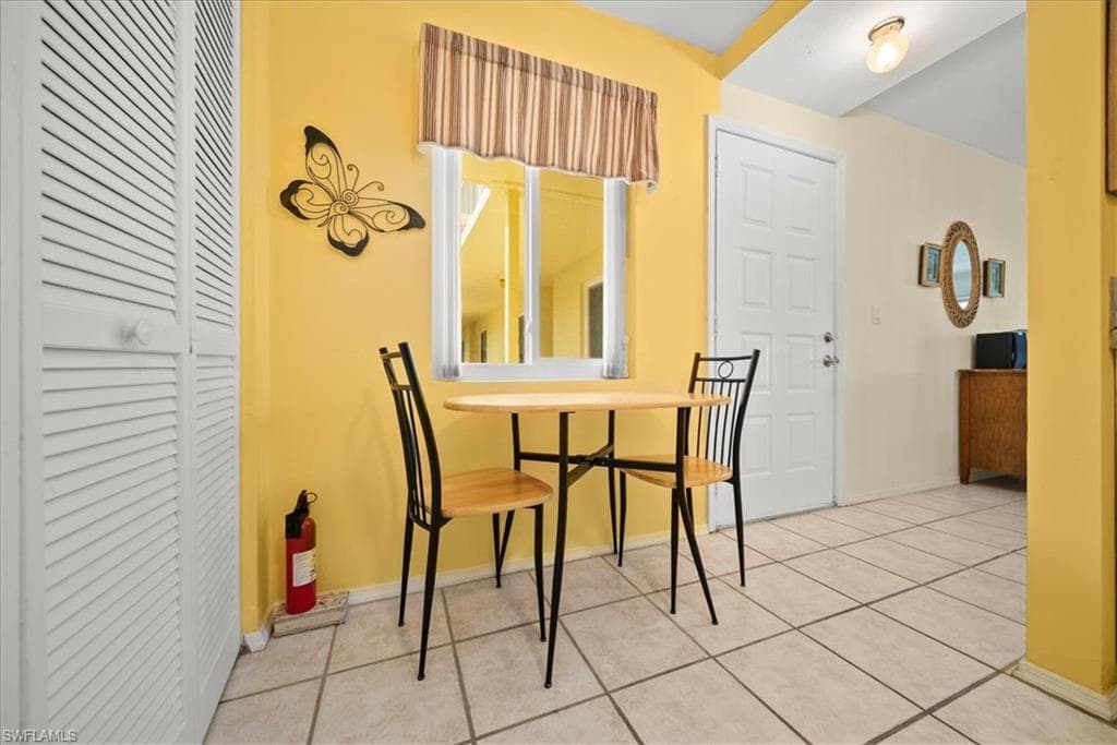 1001 Foxfire Ln 102, Naples, FL 34104-7