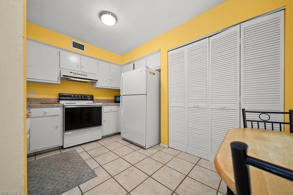 1001 Foxfire Ln 102, Naples, FL 34104-8