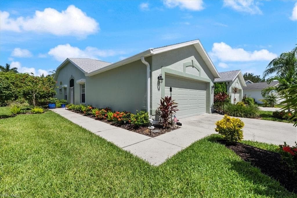 5485 Whitten Dr, Naples, FL 34104-1