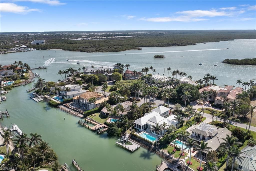 989 Admiralty Parade E, Naples, FL 34102-3