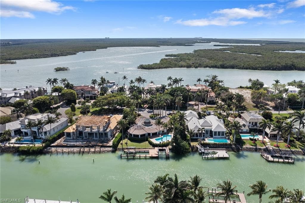 989 Admiralty Parade E, Naples, FL 34102-5