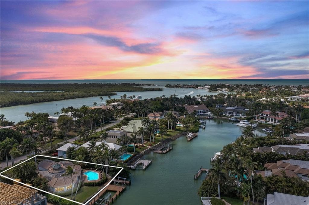 989 Admiralty Parade E, Naples, FL 34102-6