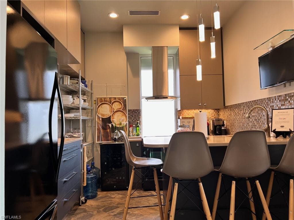 5660 Strand Ct 106, Naples, FL 34110-5