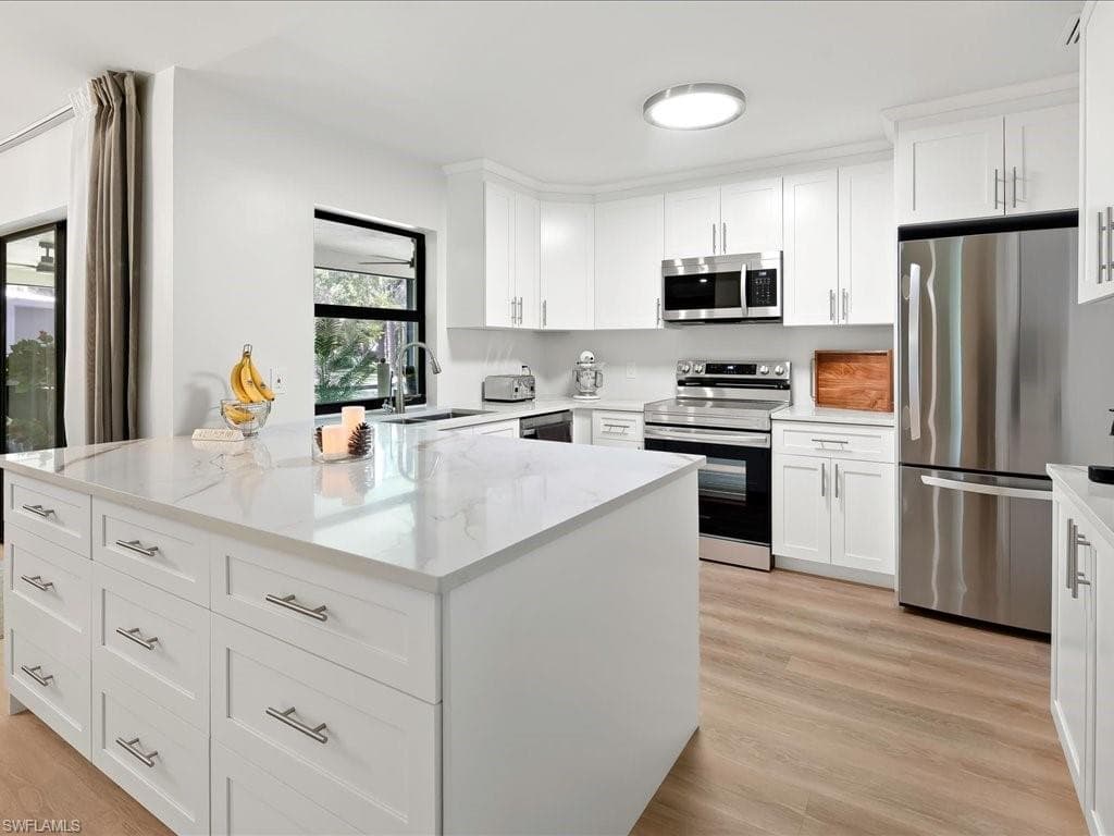 580 5th St NW, Naples, FL 34120-10
