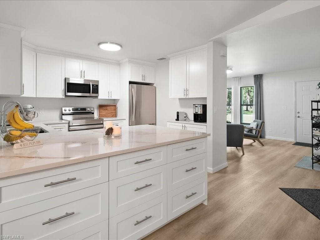 580 5th St NW, Naples, FL 34120-14