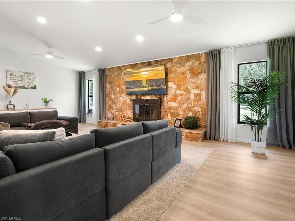 580 5th St NW, Naples, FL 34120-17