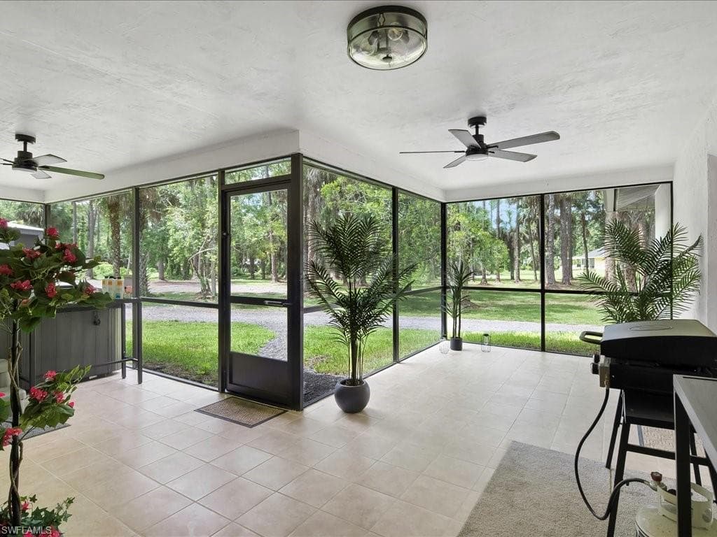 580 5th St NW, Naples, FL 34120-31