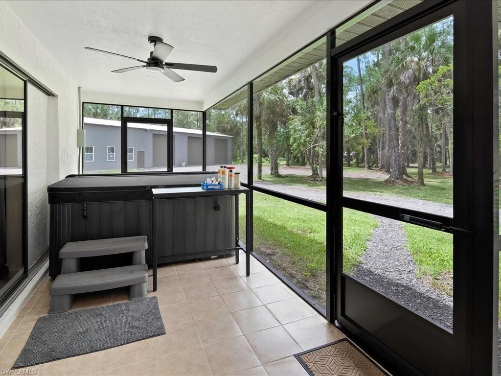 580 5th St NW, Naples, FL 34120-33
