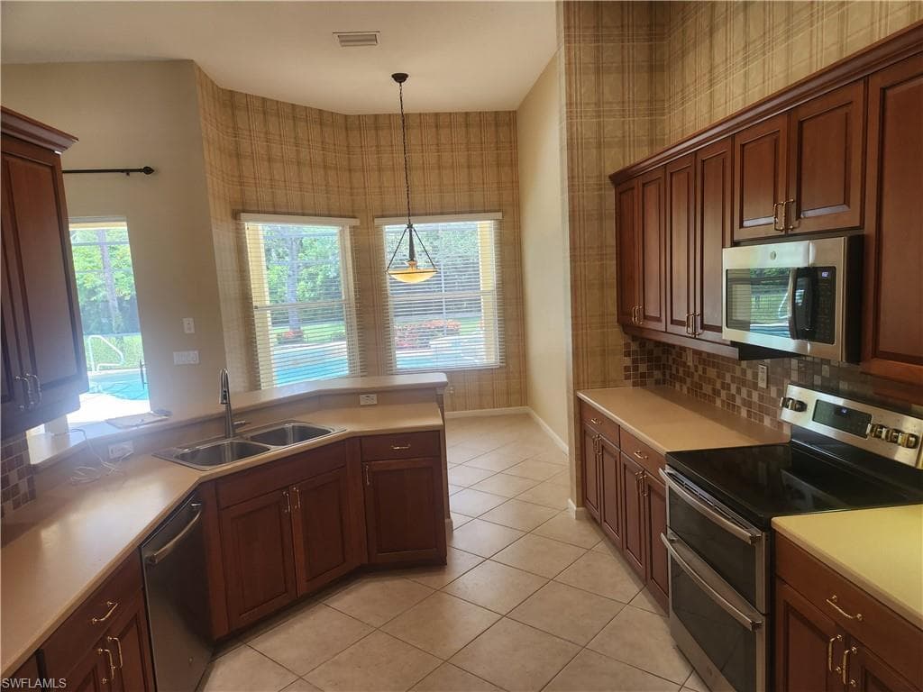 7914 Founders Cir, Naples, FL 34104-10