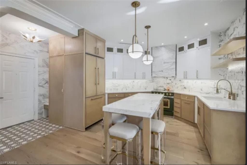 365 5th Ave S 304, Naples, FL 34102-3