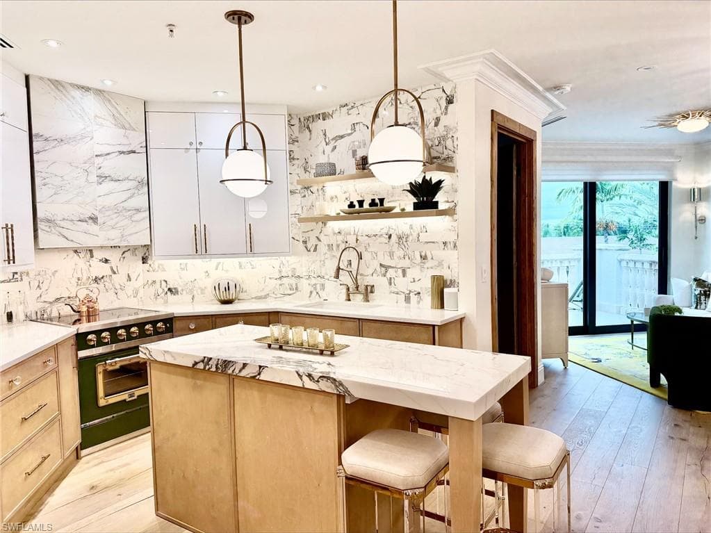 365 5th Ave S 304, Naples, FL 34102-4