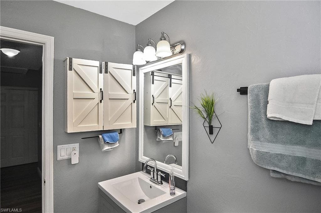 125 27th Ter, Cape Coral, FL 33904-15
