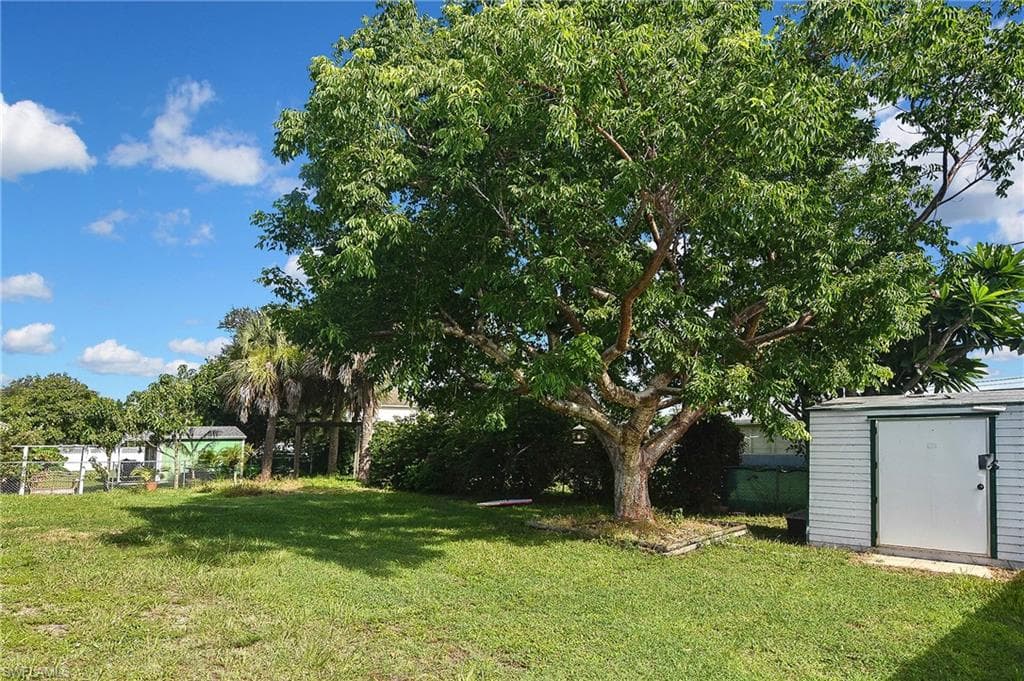 125 27th Ter, Cape Coral, FL 33904-39
