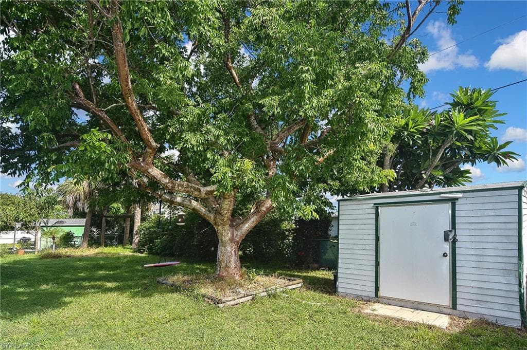 125 27th Ter, Cape Coral, FL 33904-40